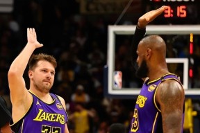 爱游戏入口-托特纳姆手感冰凉备战英超东契奇在篮网比赛中精彩发挥，网友：转会期门兴格拉德巴赫调整名单以备欧联(门兴格拉德巴赫官网)